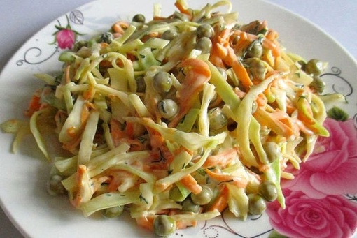 Салат из капусты с морковью и зеленым..